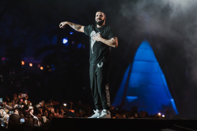 drake claps back at fans after getting booed off stage drake claps back at fans after getting booed off stage