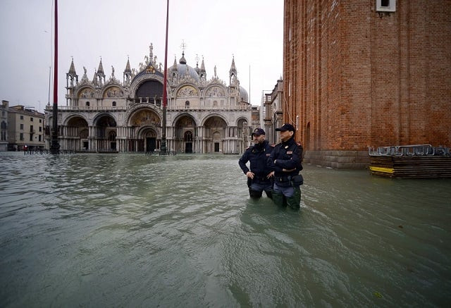 officers from the italian national police polizia di stato stand in the flooded st mark 039 s square photo afp