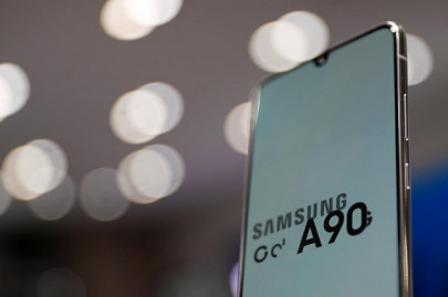 samsung farms out more phones to fend off rivals samsung farms out more phones to fend off rivals