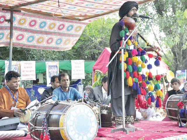 a folk singer performs on stage during folk festival at lok virsa photo app a folk singer performs on stage during folk festival at lok virsa photo app
