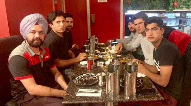 pakistani cricketers win hearts by dining with hospitable indian cabby