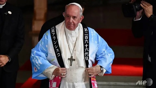 ope francis tries on a japanese souvenir shirt photo afp