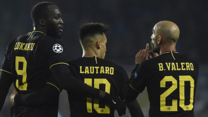 martinez lukaku sink slavia to keep inter s knockout hopes alive