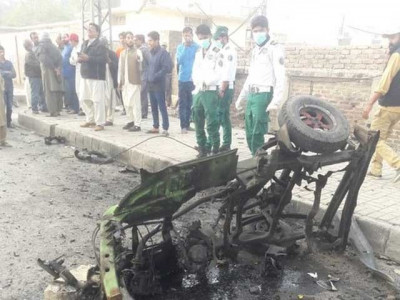 rickshaw bomb blast in lahore injures 10 rickshaw bomb blast in lahore injures 10