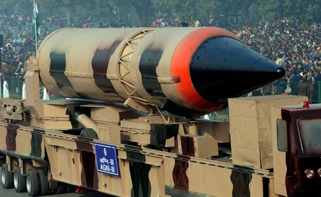 agni iii is capable of carrying warheads weighing up to 1 5 tonnes the missile is 16 metres in length and 48 tonnes in weight photo afp