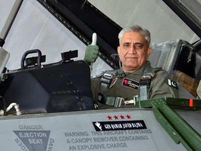 army chief flies in f 16 in combat mission simulation army chief flies in f 16 in combat mission simulation
