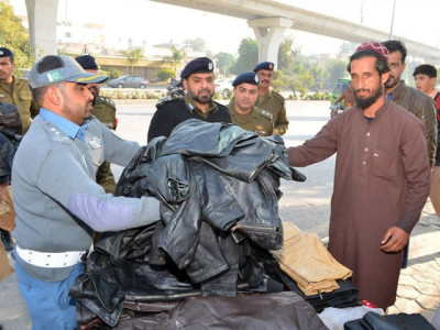 police apologise return confiscated jackets to roadside vendor police apologise return confiscated jackets to roadside vendor