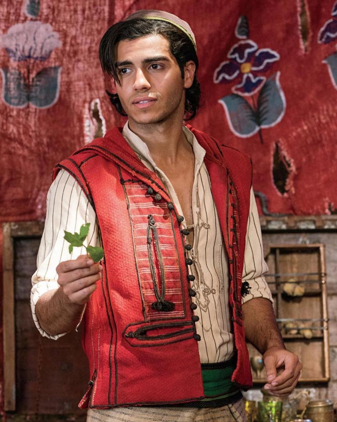 aladdin star mena massoud says starring in a disney film hasn t helped his career at all