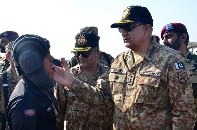 general qamar visited strike corps during its winter collective training near bahawalpur photo ispr general qamar visited strike corps during its winter collective training near bahawalpur photo ispr