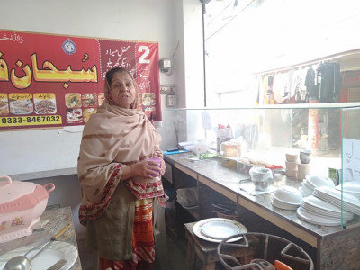 lollywood veteran s daughter in financial crises forced to sell food on the roadside