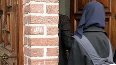watch muslim schoolgirl target of islamophobic assault in uk watch muslim schoolgirl target of islamophobic assault in uk