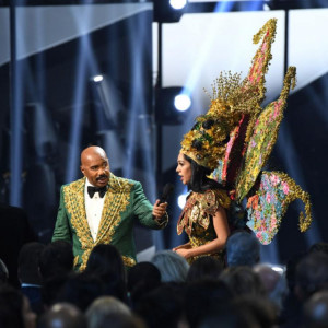 miss universe host steve harvey apparently mixes up miss malaysia and miss philippines miss universe host steve harvey apparently mixes up miss malaysia and miss philippines