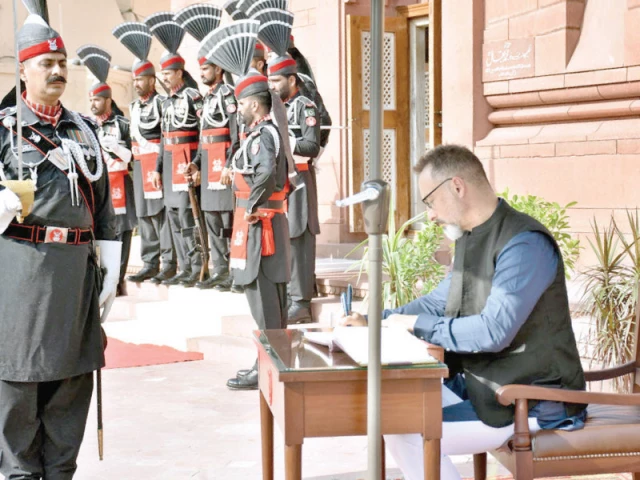 homage us consul general stetson sanders writes his remarks in the visitors book at allama iqbal s mausoleum the diplomat also visited badshahi mosque photo app
