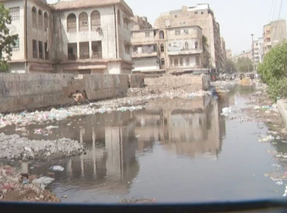 sewage and garbage crisis paralyses karachi road sewage and garbage crisis paralyses karachi road