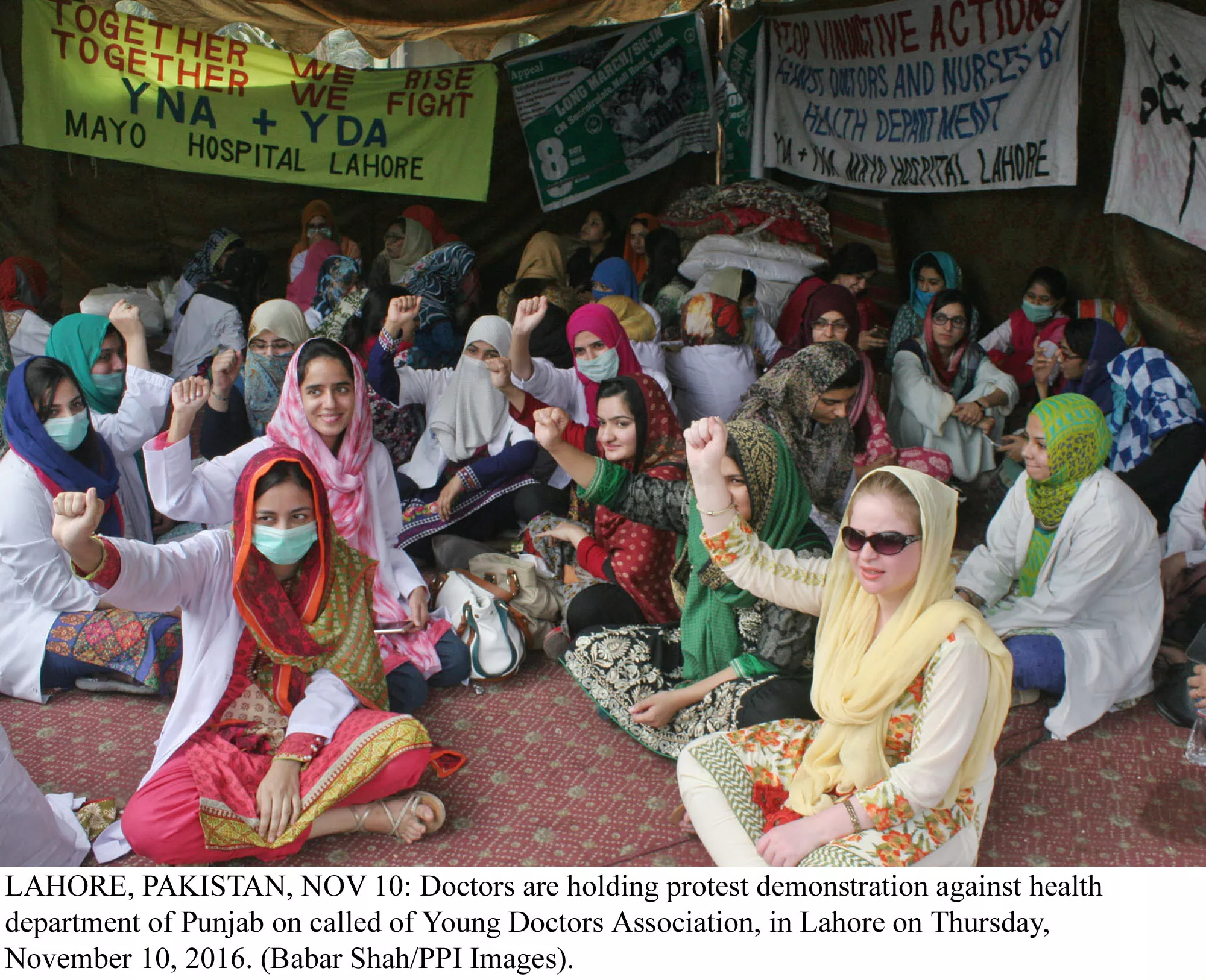 doctors are holding protest demonstration against health department on call of yda photo ppi doctors are holding protest demonstration against health department on call of yda photo ppi