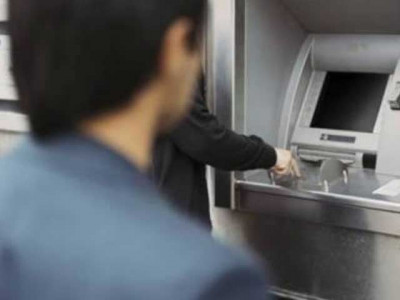 robber makes away with rs1 8m after looting atm in karachi robber makes away with rs1 8m after looting atm in karachi