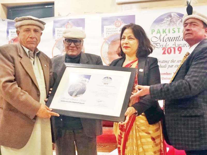 ambassador of nepal sewa lamsal distributing first pakistan mountains pride awards photo express