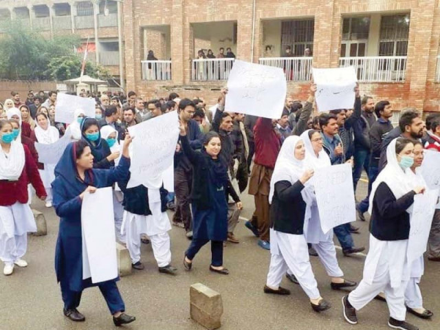 holy family hospital staff members protest against the attack on the punjab institute of cardiology photo agha mehroz express holy family hospital staff members protest against the attack on the punjab institute of cardiology photo agha mehroz express