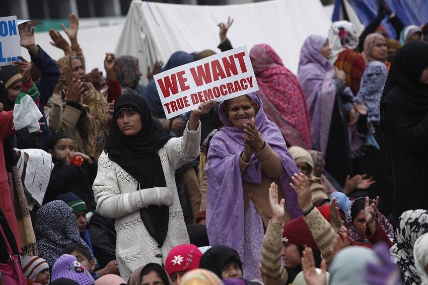 Supporters of Sufi cleric and leader of the Minhaj-ul-Quran religious organisation Muhammad Tahirul Qadri hold placards during a protest in Islamabad January 17, 2013. PHOTO: REUTERS