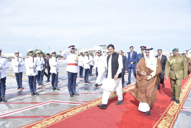 crown prince of bahrain salman bin hamad bin isa al khalifa receives pm imran khan photo pid