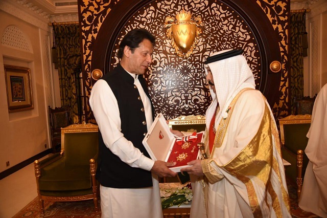 king hamad bin isa al khalifa confers award on premier imran photo pid