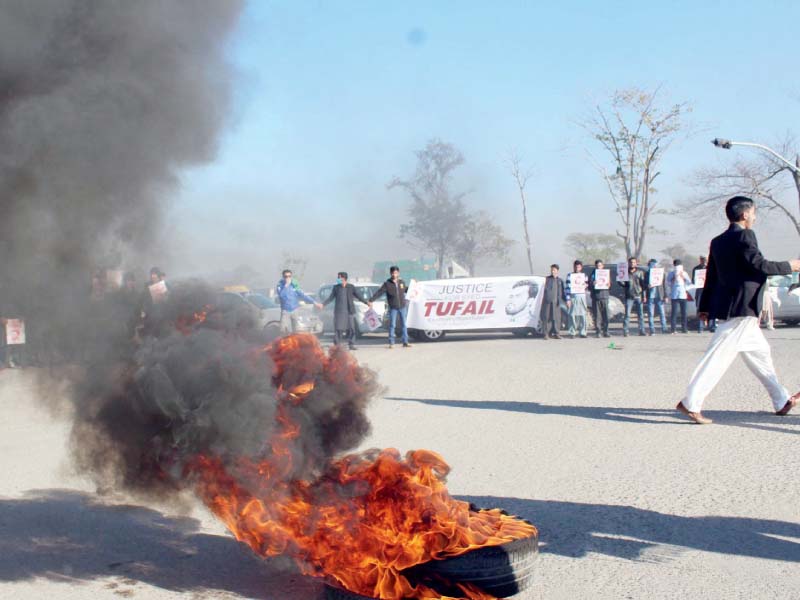 students hold protest to demand arrest of the killers of tufailur rehman who died in a clash at iiui photo file