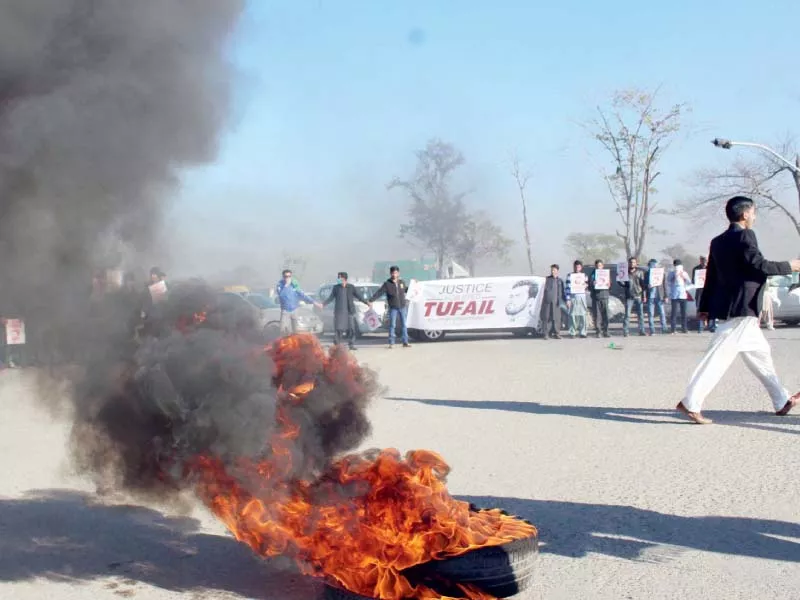 students hold protest to demand arrest of the killers of tufailur rehman who died in a clash at iiui photo file students hold protest to demand arrest of the killers of tufailur rehman who died in a clash at iiui photo file