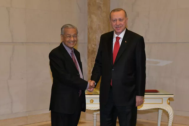 malaysia 039 s prime minister mahathir mohamad shakes hands with turkey 039 s president recep tayyip erdogan at prime minister office in putrajaya malaysia december 18 2019 photo reuters malaysia 039 s prime minister mahathir mohamad shakes hands with turkey 039 s president recep tayyip erdogan at prime minister office in putrajaya malaysia december 18 2019 photo reuters