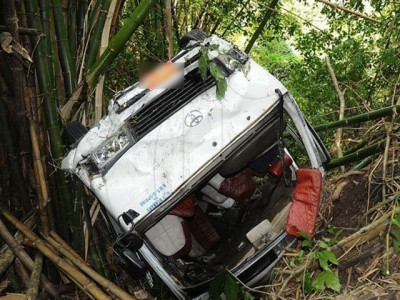 at least seven die many injured as overspeeding passenger van falls into gorge in dg khan