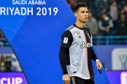 watch cristiano ronaldo immediately takes off silver medal after losing italian super cup final