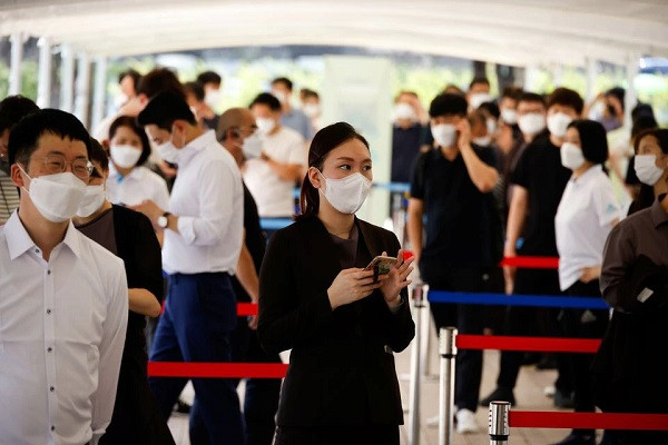 people wait in line to get coronavirus disease covid 19 test at a coronavirus testing site in seoul south korea july 15 2021 photo reuters