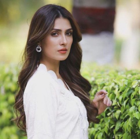 ayeza khan warns fans against fake account ayeza khan warns fans against fake account