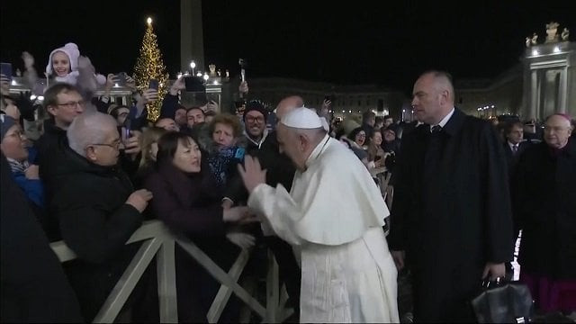 image of francis slapping his way free from the clutches of the admirer was an instant hit on social media screen grab image of francis slapping his way free from the clutches of the admirer was an instant hit on social media screen grab
