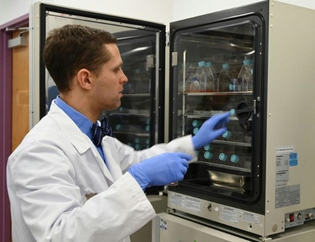 michael keller an immunologist at children 039 s national hospital in washington used an incubator to grow white blood cells to be implanted in johan quickly boosting his immune system photo afp michael keller an immunologist at children 039 s national hospital in washington used an incubator to grow white blood cells to be implanted in johan quickly boosting his immune system photo afp