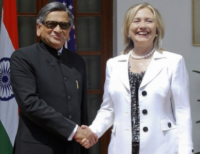 clinton pushes india on nuclear law market access