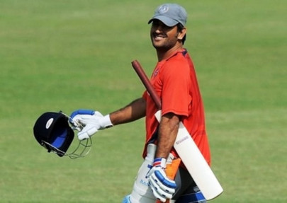 dhoni s w cup bat fetches 160 500 report