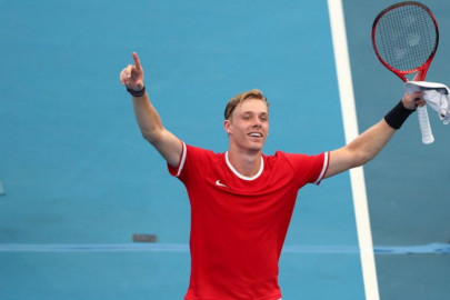 shapovalov downs tsitsipas in atp cup opener