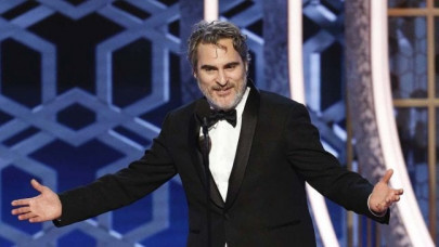 joaquin phoenix wins best actor for joker at the golden globes 2020 joaquin phoenix wins best actor for joker at the golden globes 2020