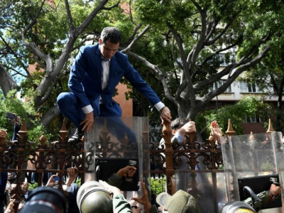 venezuela opposition slams parliamentary coup as police block guaido