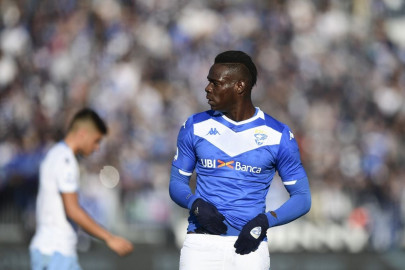 shame on you balotelli lashes out in new italy racism storm