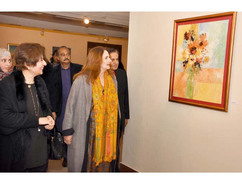 first lady samina alvi takes keen interest in a painting during the inauguration of solo exibhition by impressionist painter nusrat ji at the pnca photo online