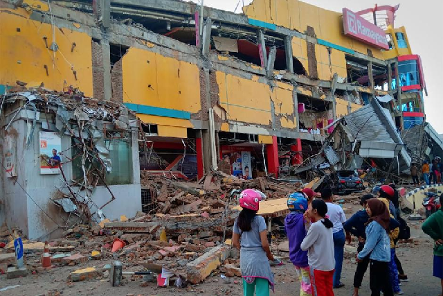 residents stand in front of a damaged shopping mall after an earthquake hit palu sulawesi island indonesia september 29 2018 photo reuters