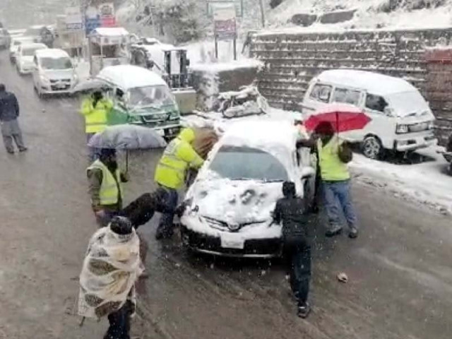 traffic police facilitating tourists in murree photo express traffic police facilitating tourists in murree photo express