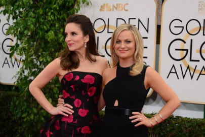 tina fey amy poehler set to host golden globes 2021