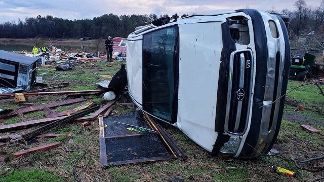 in louisiana the bodies of a couple were found on saturday near their destroyed mobile home after it was hit by storms the night before said bill davis of the county sheriff 039 s office photo afp in louisiana the bodies of a couple were found on saturday near their destroyed mobile home after it was hit by storms the night before said bill davis of the county sheriff 039 s office photo afp