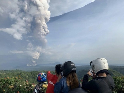 thousands evacuate as philippine volcano rumbles