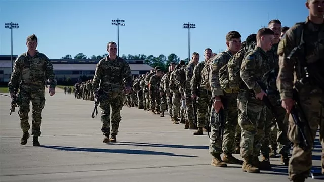 us army paratroopers line up to board an aircraft before departing for the middle east from north carolina photo reuters us army paratroopers line up to board an aircraft before departing for the middle east from north carolina photo reuters