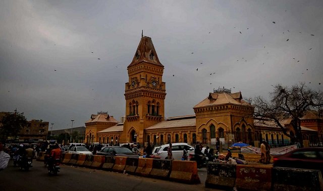 karachi receives rain as cold snap continues