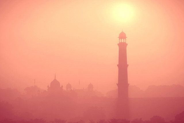 heavy smog wraps badshahi mosque in lahore photo afp heavy smog wraps badshahi mosque in lahore photo afp