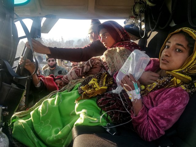 injured avalanche victims arrive in an army helicopter following heavy snowfall in neelum valley in muzaffarabad the capital of ajk on january 14 2020 photo afp